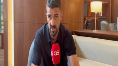 百米冲刺起跑，任选中长跑或游泳出发姿势