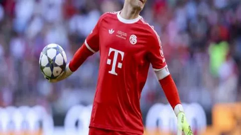 劳塔罗与图拉姆健身房合影，蓝黑双子互动网络社交